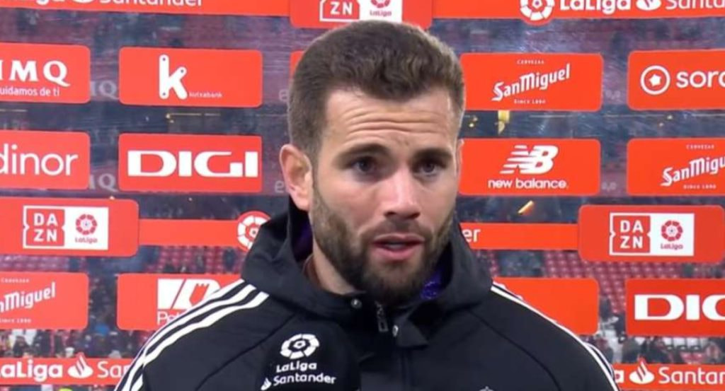 Nacho Fernández, durante una entrevista a pie de campo después de un partido.