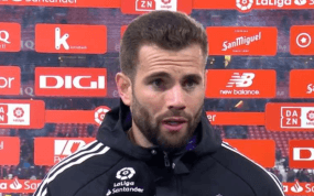 Nacho Fernández, durante una entrevista a pie de campo después de un partido.