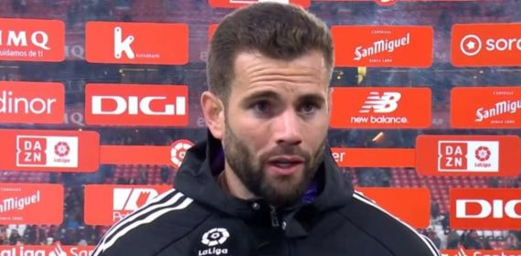 Nacho Fernández, durante una entrevista a pie de campo después de un partido.