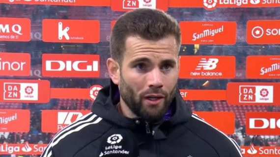 Nacho Fernández, durante una entrevista a pie de campo después de un partido.