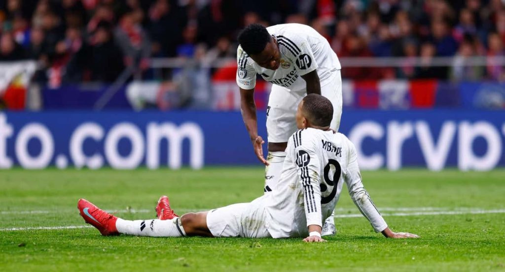 Vinicius y Mbappé, durante el derbi en el Metropolitano.
