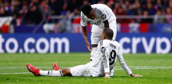 Vinicius y Mbappé, durante el derbi en el Metropolitano.