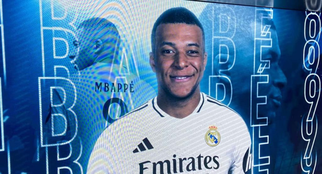 Kylian Mbappé en las pantallas del Santiago Bernabéu.