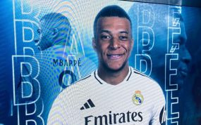 Kylian Mbappé en las pantallas del Santiago Bernabéu.