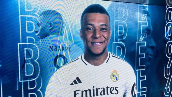 Kylian Mbappé en las pantallas del Santiago Bernabéu.