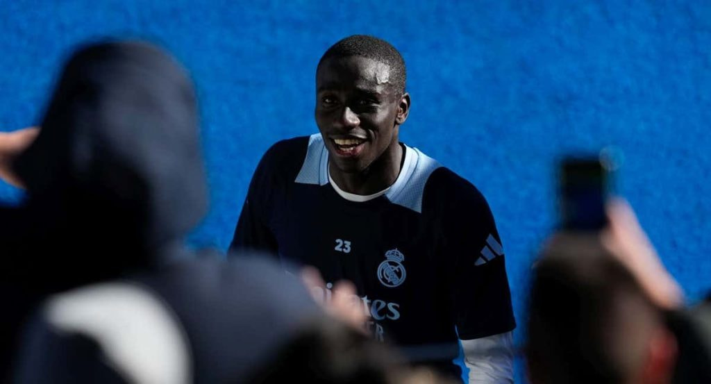 Ferland Mendy firmando autógrafos en Valdebebas.