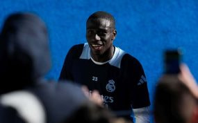Ferland Mendy firmando autógrafos en Valdebebas.