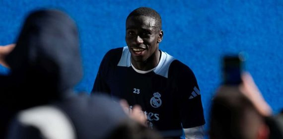 Ferland Mendy firmando autógrafos en Valdebebas.