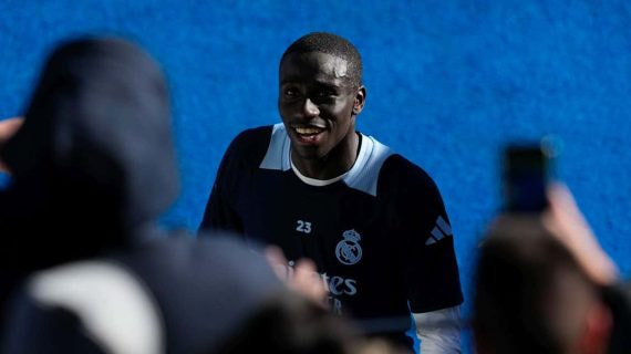 Ferland Mendy firmando autógrafos en Valdebebas.