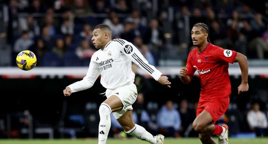 Badé pugna con un balón con Mbappé.