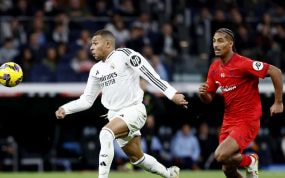 Badé pugna con un balón con Mbappé.