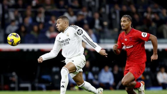 Badé pugna con un balón con Mbappé.