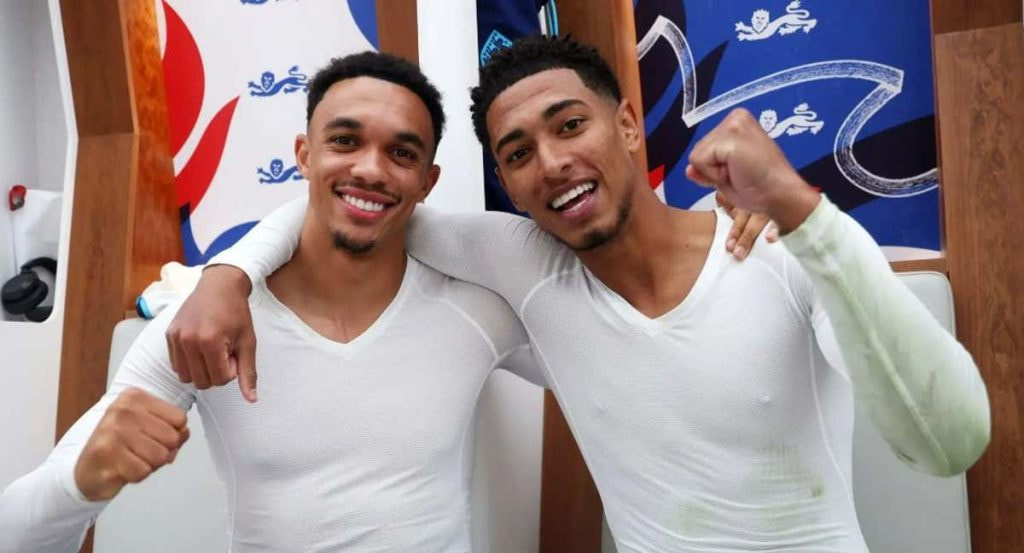 Alexander-Arnold y Bellingham celebran tras una victoria de Inglaterra.
