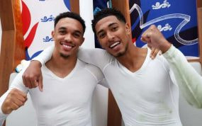 Alexander-Arnold y Bellingham celebran tras una victoria de Inglaterra.