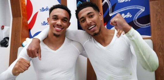 Alexander-Arnold y Bellingham celebran tras una victoria de Inglaterra.