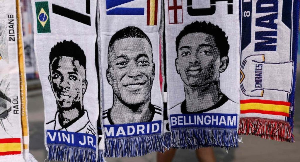 Ya hay bufandas de Mbappé por los alrededores del Bernabéu.
