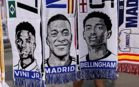 Ya hay bufandas de Mbappé por los alrededores del Bernabéu.