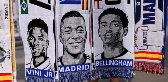 Ya hay bufandas de Mbappé por los alrededores del Bernabéu.