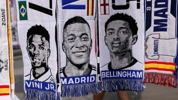 Ya hay bufandas de Mbappé por los alrededores del Bernabéu.