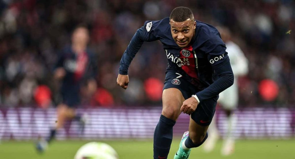 Kylian Mbappé persigue un balón en el Parque de los Príncipes.