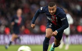 Kylian Mbappé persigue un balón en el Parque de los Príncipes.
