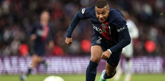 Kylian Mbappé persigue un balón en el Parque de los Príncipes.