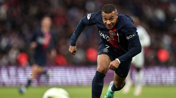 Kylian Mbappé persigue un balón en el Parque de los Príncipes.