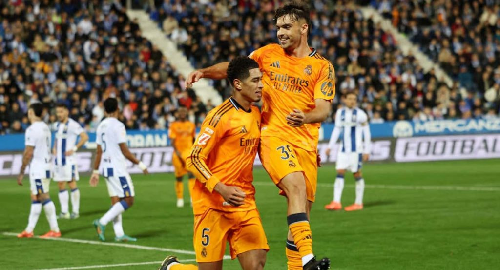 Asencio felicita a Bellingham por su gol en Leganés.