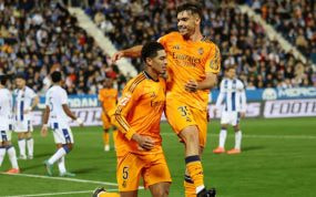 Asencio felicita a Bellingham por su gol en Leganés.