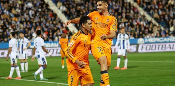 Asencio felicita a Bellingham por su gol en Leganés.