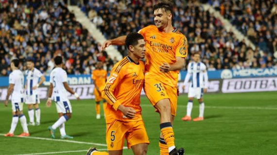 Asencio felicita a Bellingham por su gol en Leganés.