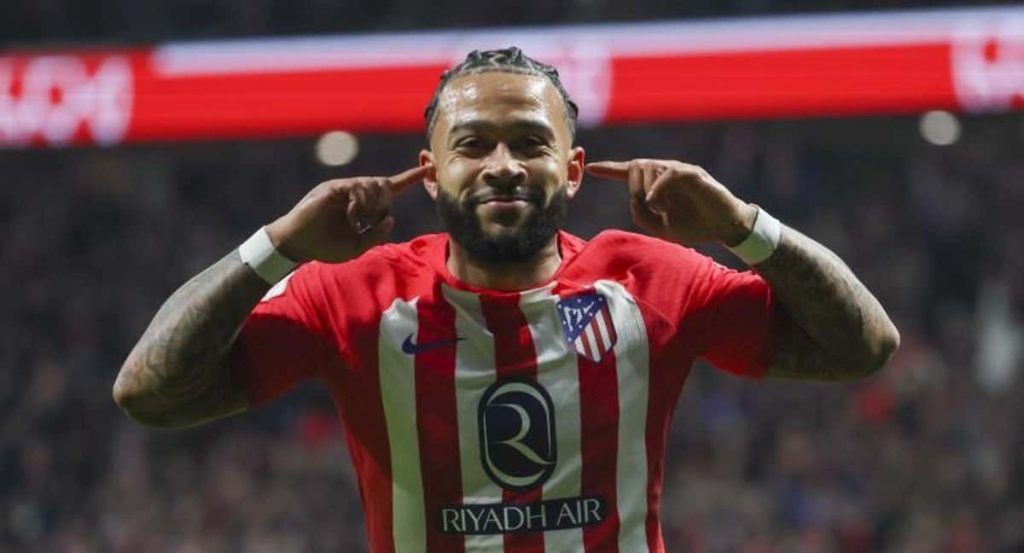 Depay celebra un gol con el Atlético.