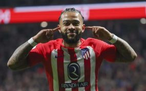 Depay celebra un gol con el Atlético.