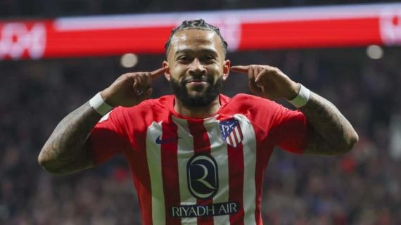 Depay celebra un gol con el Atlético.
