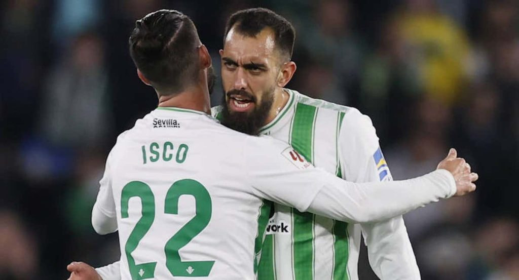 Borja Iglesias celebra un gol con Isco.