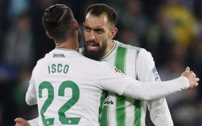 Borja Iglesias celebra un gol con Isco.