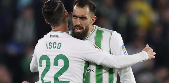 Borja Iglesias celebra un gol con Isco.