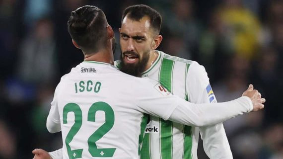 Borja Iglesias celebra un gol con Isco.