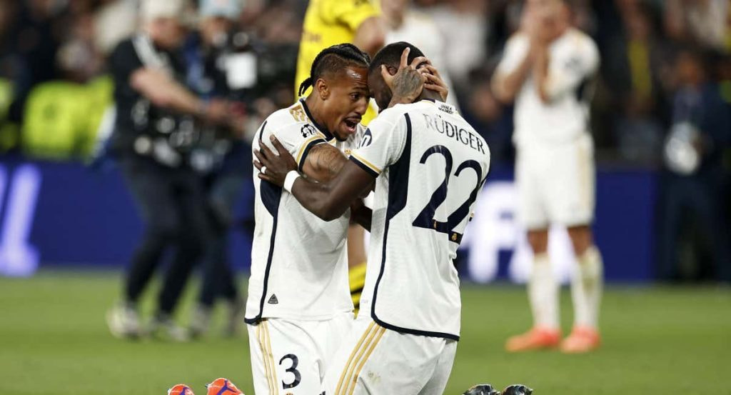 Militao y Rüdiger celebran la Champions en Wembley.