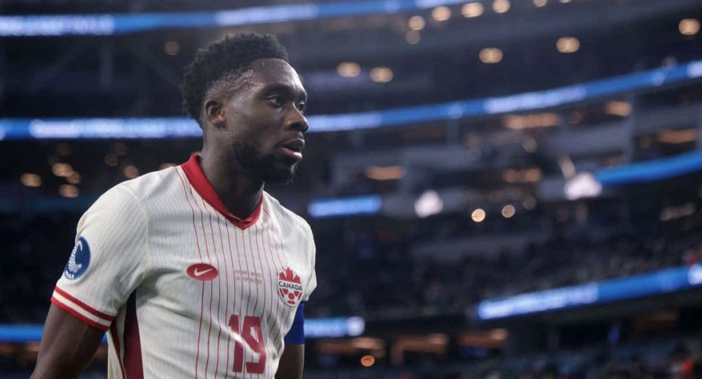 Alphonso Davies, jugador pretendido por el Real Madrid pero que acabó renovando por el Bayern.