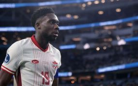 Alphonso Davies, jugador pretendido por el Real Madrid pero que acabó renovando por el Bayern.
