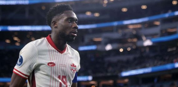 Alphonso Davies, jugador pretendido por el Real Madrid pero que acabó renovando por el Bayern.