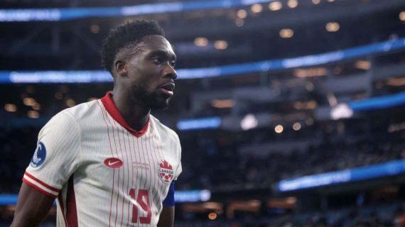 Alphonso Davies, jugador pretendido por el Real Madrid pero que acabó renovando por el Bayern.