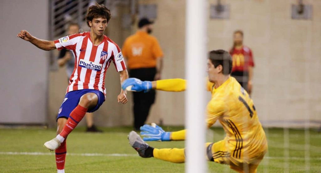 Joao Felix dispara a la portería de Courtois durante el 3-7.