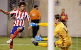 Joao Felix dispara a la portería de Courtois durante el 3-7.