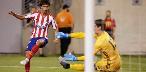 Joao Felix dispara a la portería de Courtois durante el 3-7.