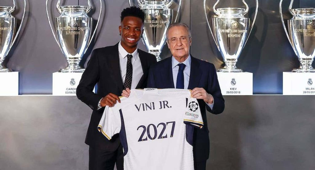 Vinicius y Florentino Pérez, durante la renovación del brasileño.