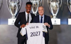 Vinicius y Florentino Pérez, durante la renovación del brasileño.