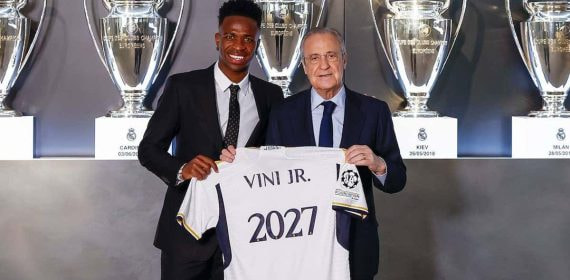 Vinicius y Florentino Pérez, durante la renovación del brasileño.