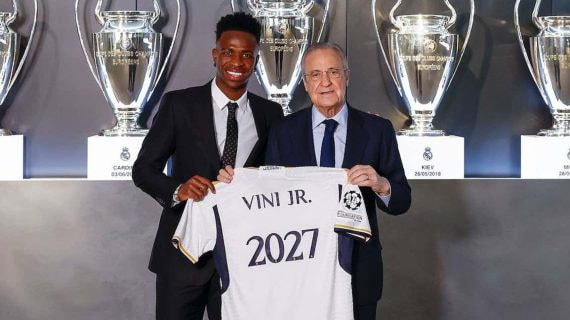 Vinicius y Florentino Pérez, durante la renovación del brasileño.